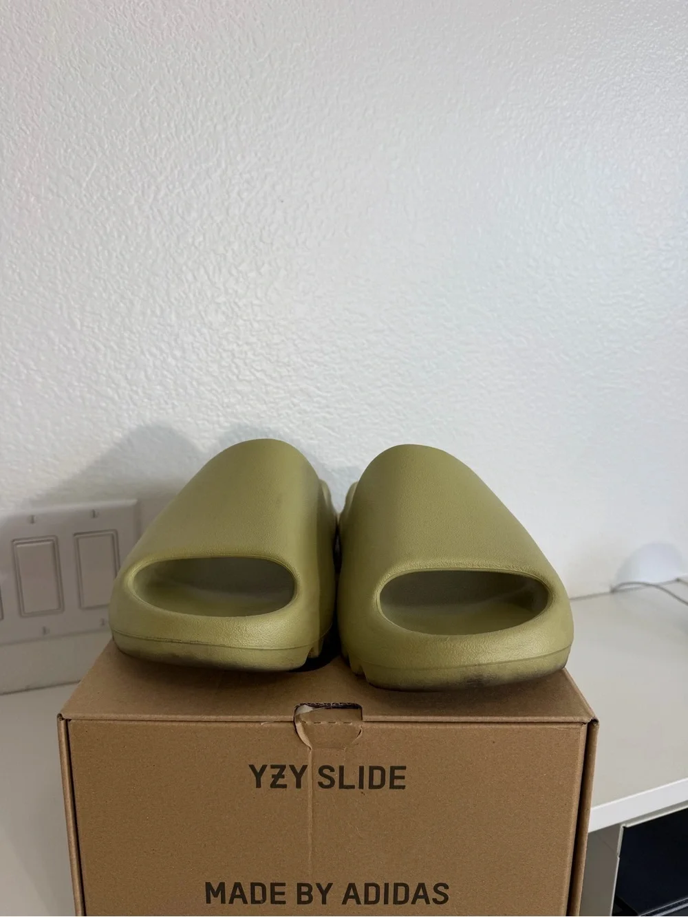 Adidas Yeezy Slide Resin Mens 8 Slides